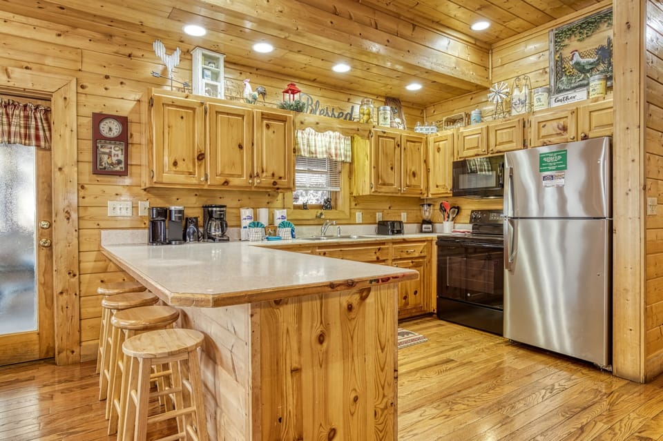 Cabin, Multiple Bedrooms | Private kitchen | Fridge, oven, coffee/tea maker, toaster