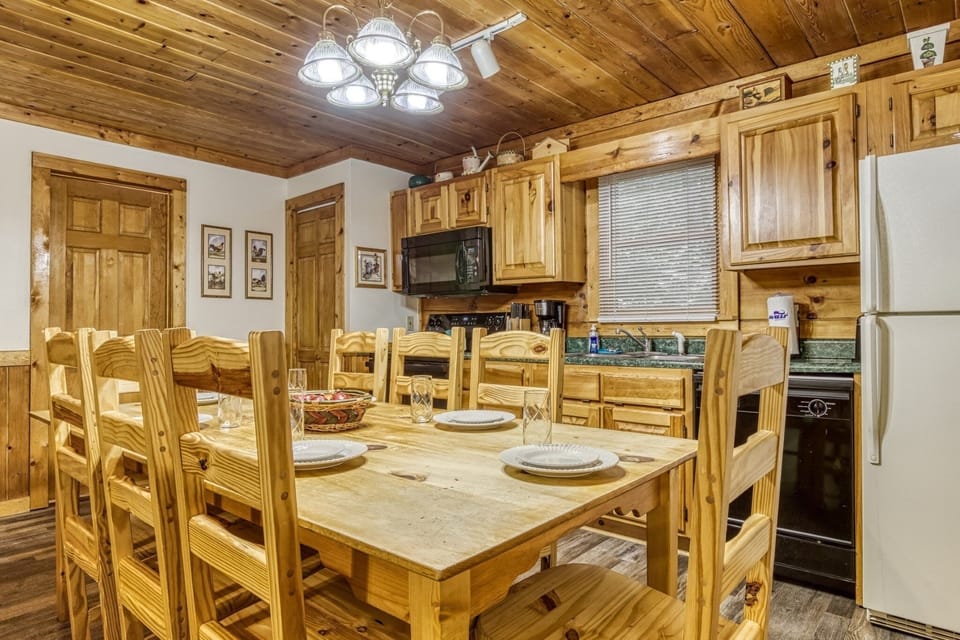 Cabin, 4 Bedrooms | Dining