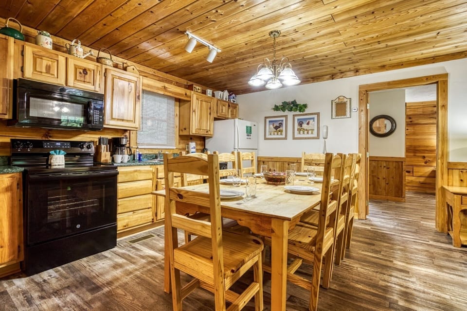 Cabin, 4 Bedrooms | Private kitchen | Fridge, oven, coffee/tea maker, toaster