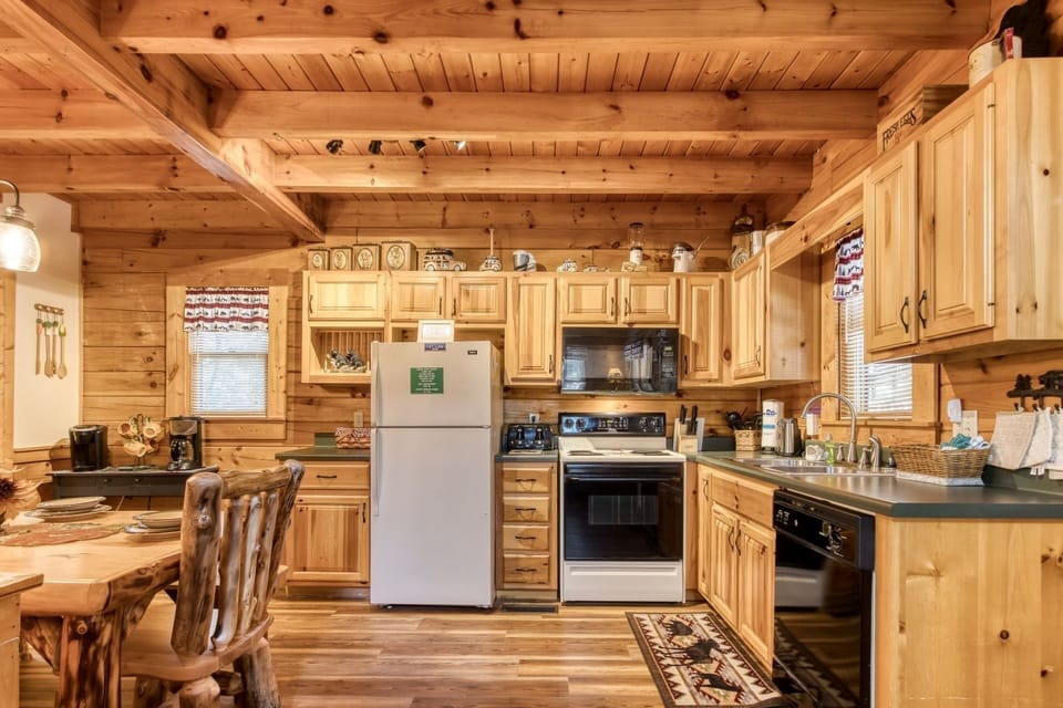 Cabin, 2 Bedrooms | Private kitchen | Fridge, oven, coffee/tea maker, toaster