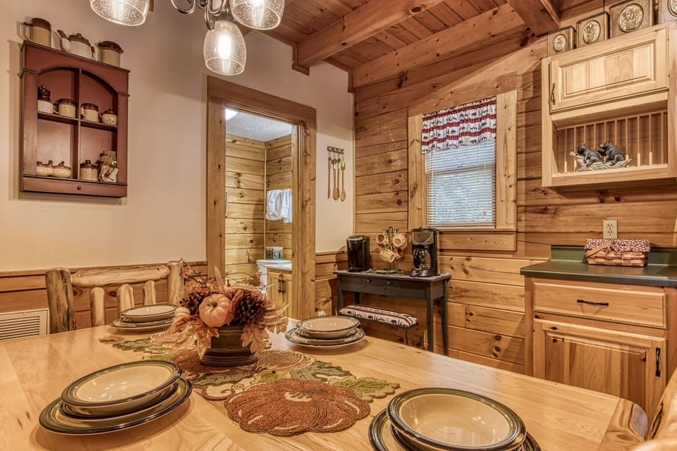 Cabin, 2 Bedrooms | Dining