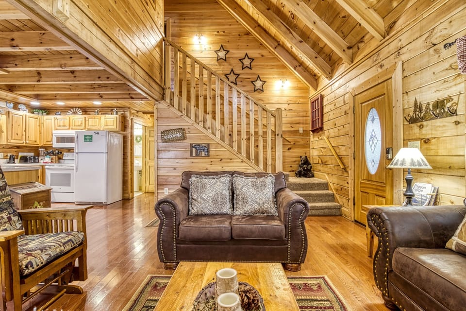 Cabin, 6 Bedrooms | Living area