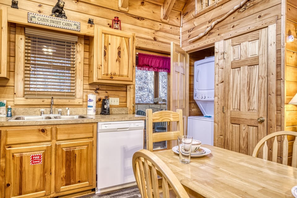 Cabin, 1 Bedroom | Private kitchen | Fridge, oven, coffee/tea maker, toaster