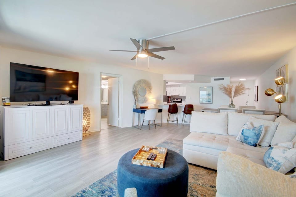 Condo, 1 Bedroom | Living area