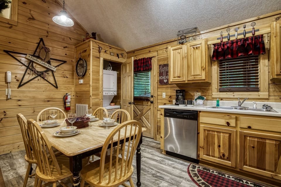 Cabin, 2 Bedrooms | Dining