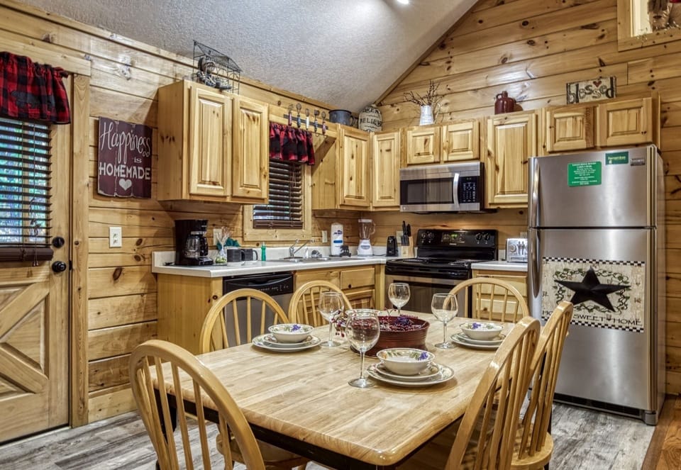 Cabin, 2 Bedrooms | Private kitchen | Fridge, oven, coffee/tea maker, toaster