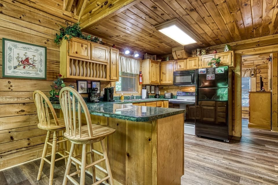 Cabin, 3 Bedrooms | Private kitchen | Fridge, oven, coffee/tea maker, toaster