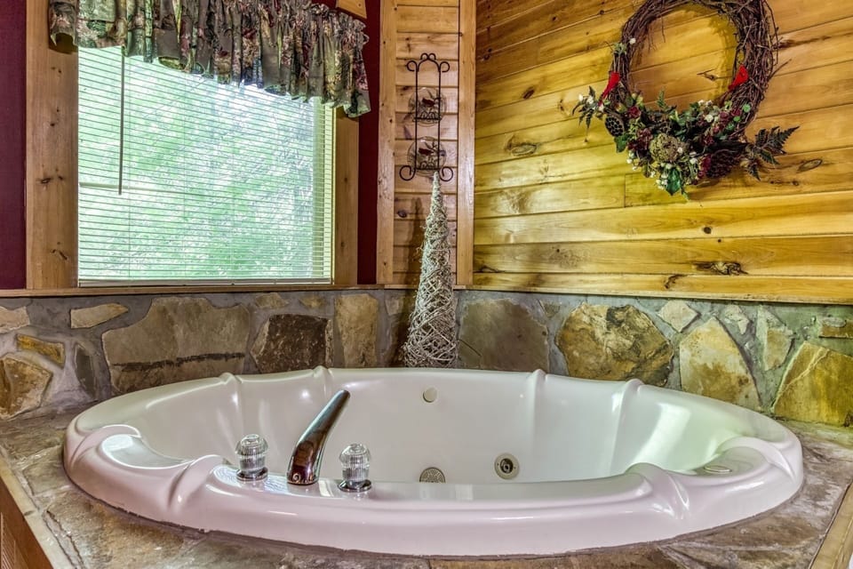 Er215 - Red Bird Haven Great Location - Close To Town! 3 Bedroom Cabin by RedAwning Cabin in Pigeon Forge