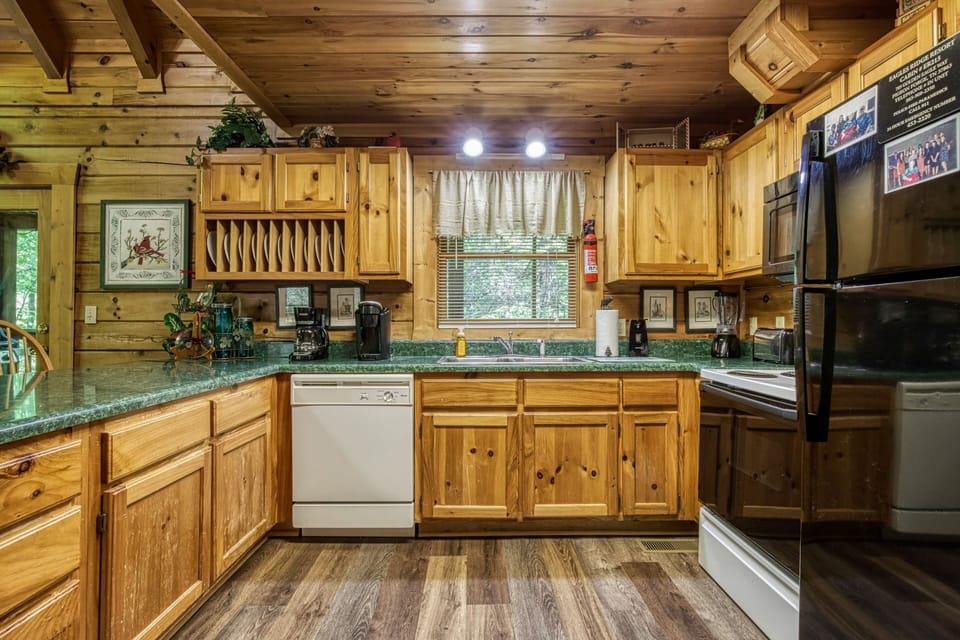Cabin, 3 Bedrooms | Private kitchen | Fridge, oven, coffee/tea maker, toaster