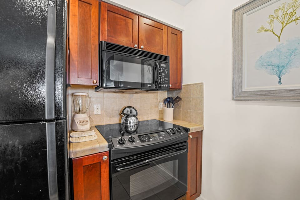 Microwave, Stove, Oven, Blender, Kettle, Plates/Bowls, Utensils