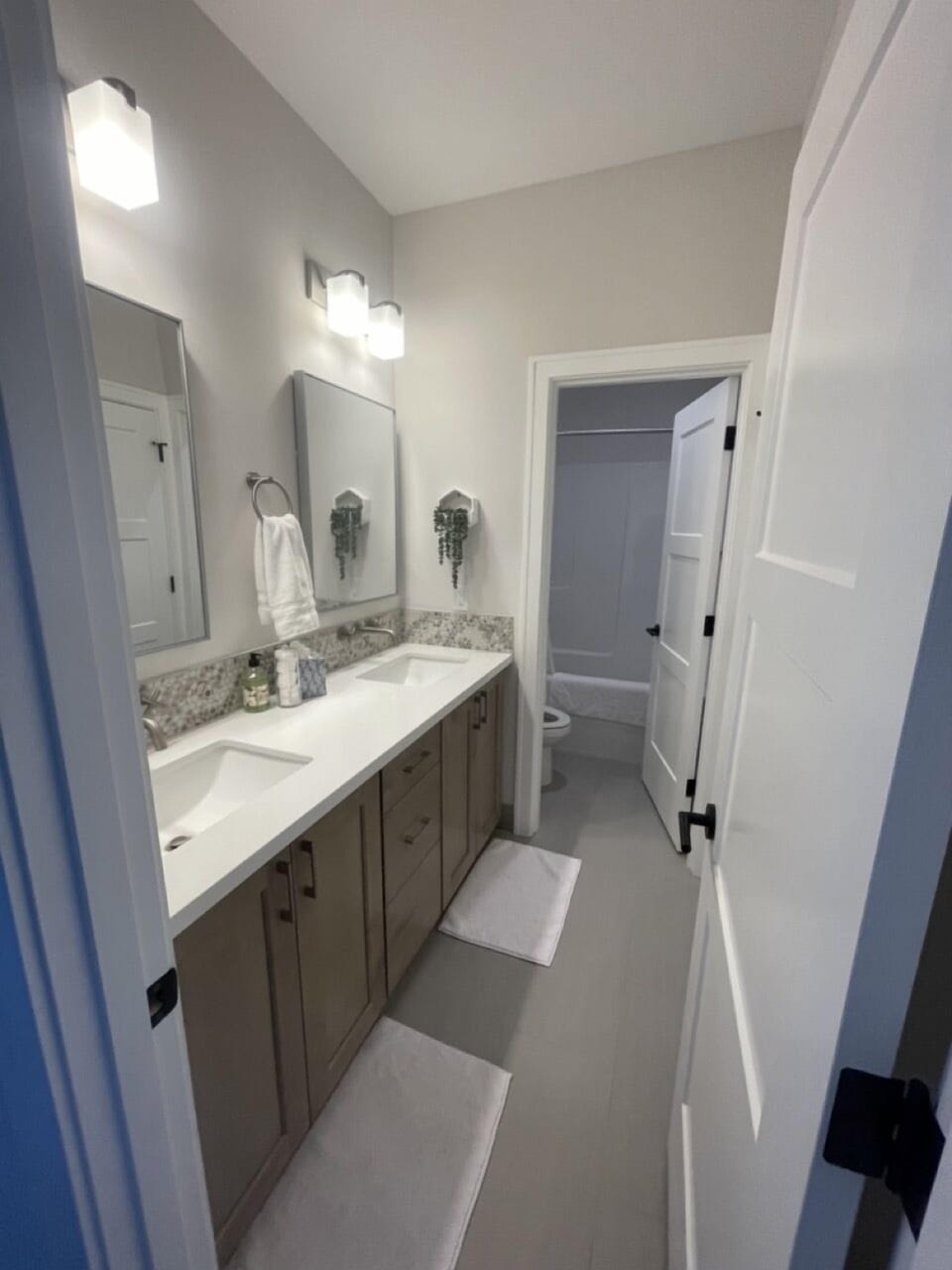 secondary bath top floor dual vanities/private toliet/shower
