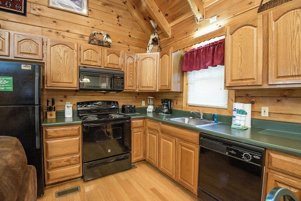 Cabin, 1 Bedroom | Private kitchen | Fridge, oven, coffee/tea maker, toaster