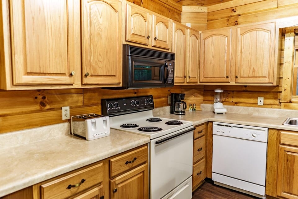 Cabin, 2 Bedrooms | Private kitchen | Fridge, oven, coffee/tea maker