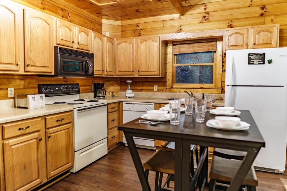 Cabin, 2 Bedrooms | Private kitchen | Fridge, oven, coffee/tea maker