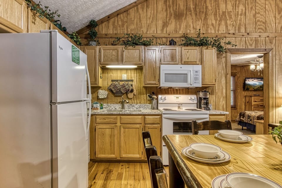 Cabin, 2 Bedrooms | Private kitchen | Fridge, oven, coffee/tea maker, toaster
