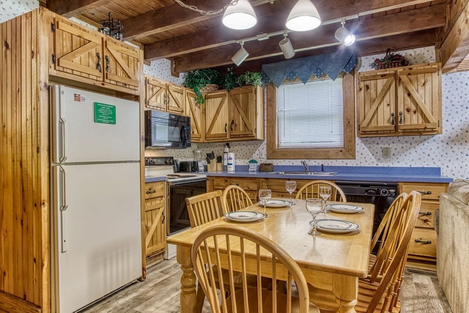 Cabin, 4 Bedrooms | Private kitchen | Fridge, oven, coffee/tea maker, toaster