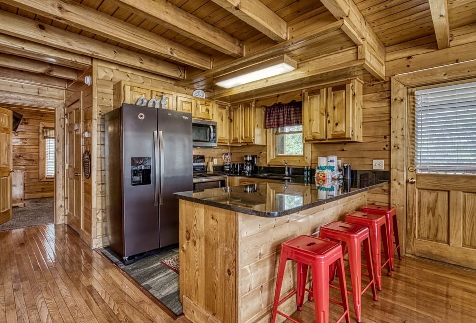 Cabin, 6 Bedrooms | Private kitchen | Fridge, oven, coffee/tea maker, toaster