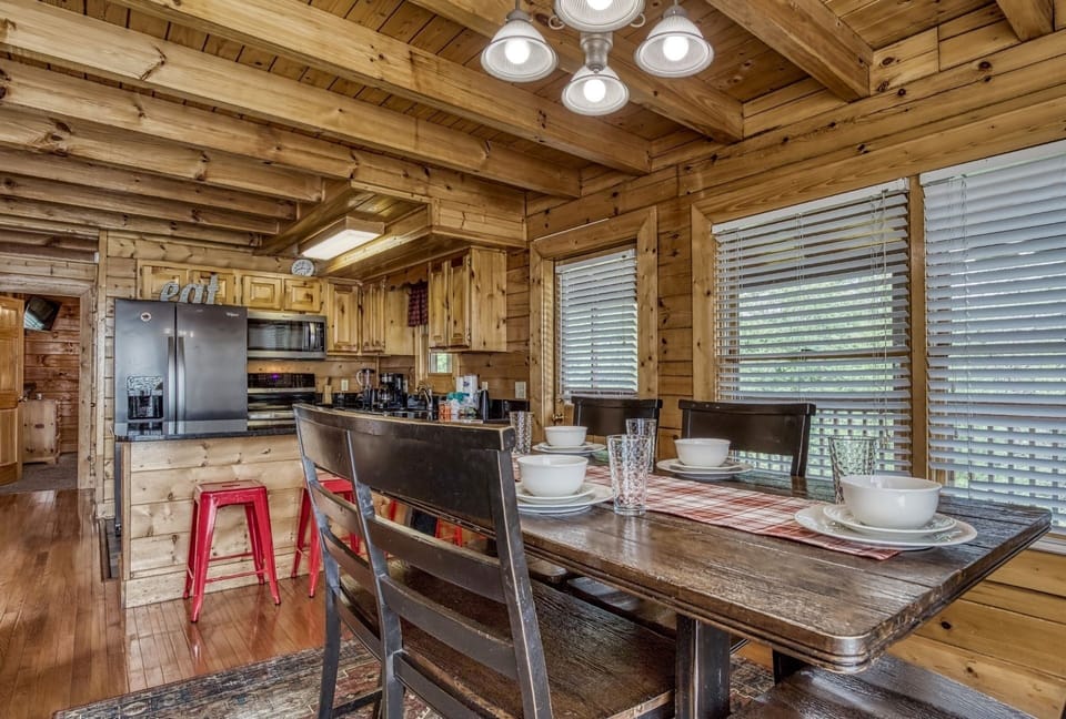 Cabin, 6 Bedrooms | Dining