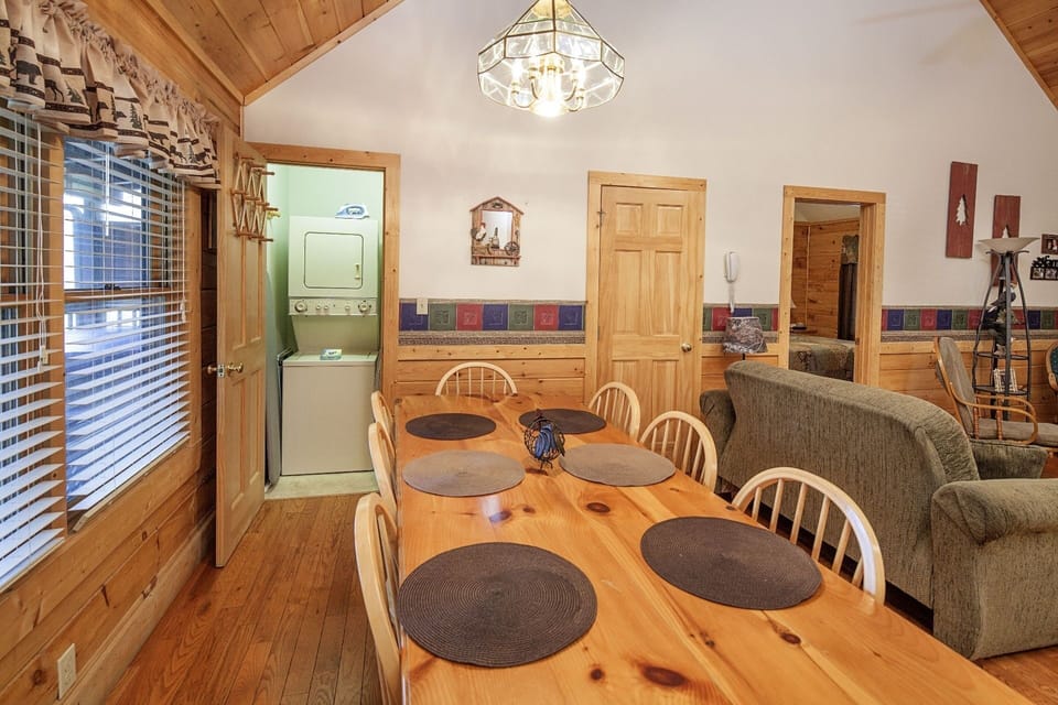 Cabin, 4 Bedrooms | Dining
