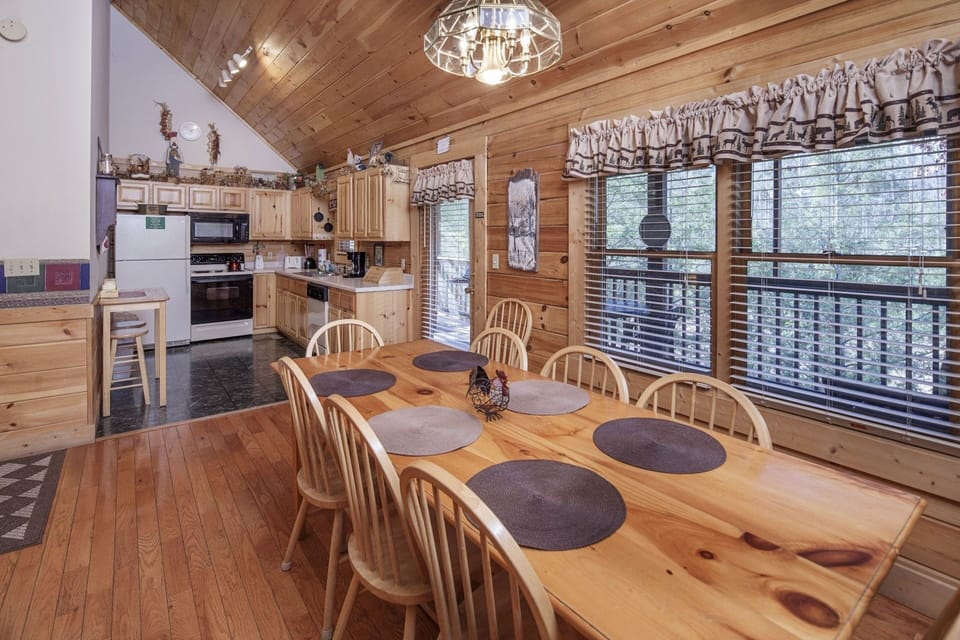 Cabin, 4 Bedrooms | Private kitchen | Fridge, oven, coffee/tea maker, toaster