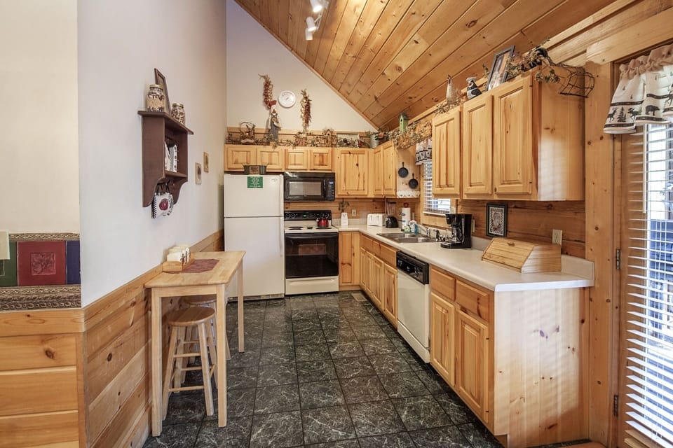 Cabin, 4 Bedrooms | Private kitchen | Fridge, oven, coffee/tea maker, toaster