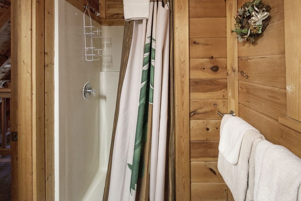 Er36 - Cozy Creekside Great Location- Close To Town 1 Bedroom Cabin by RedAwning Cabin in Pigeon Forge