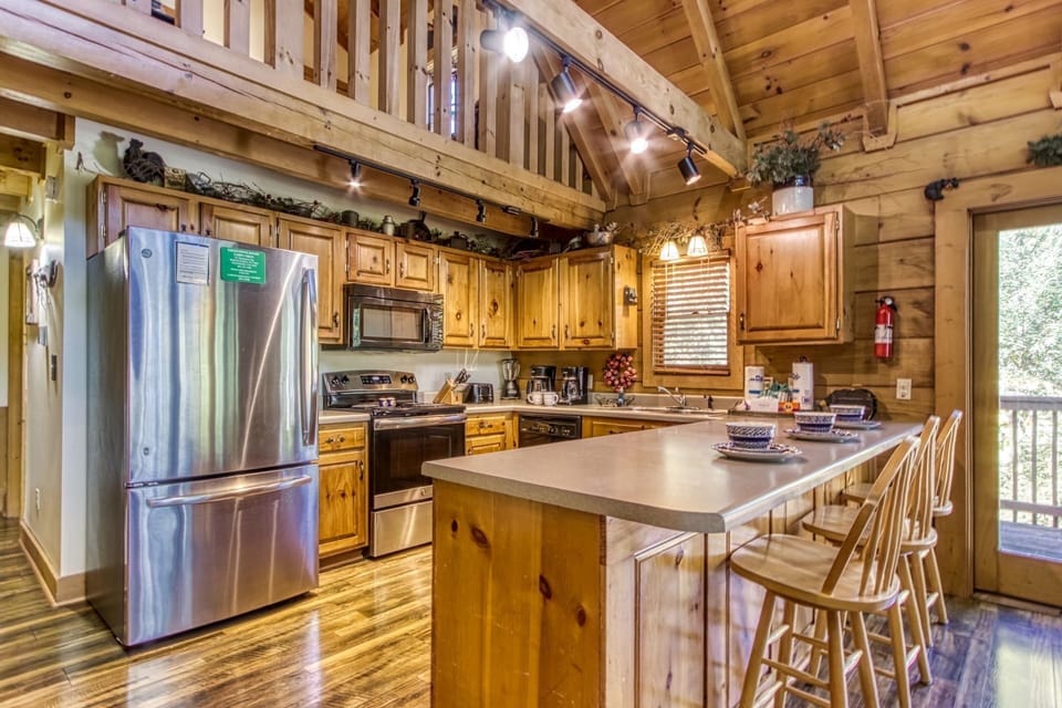Cabin, 5 Bedrooms | Private kitchen | Fridge, oven, coffee/tea maker, toaster