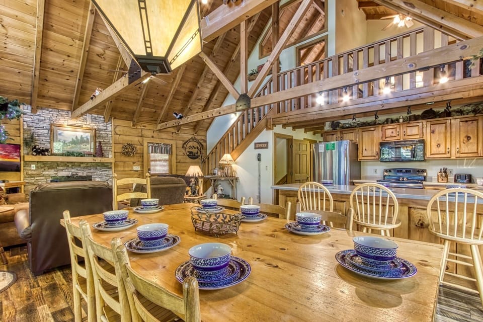 Cabin, 5 Bedrooms | In-room dining