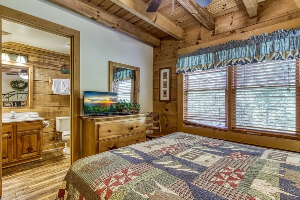 Cabin, 5 Bedrooms | 5 bedrooms, free WiFi