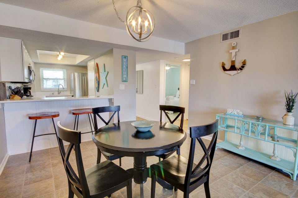 Condo, 2 Bedrooms | Dining