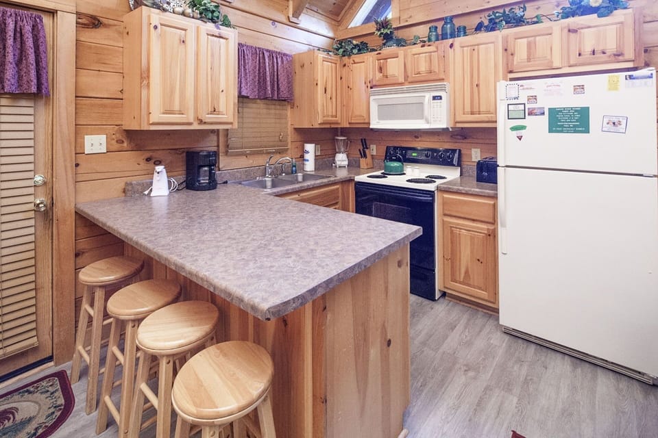 Cabin, 2 Bedrooms | Private kitchen | Fridge, oven, coffee/tea maker, toaster