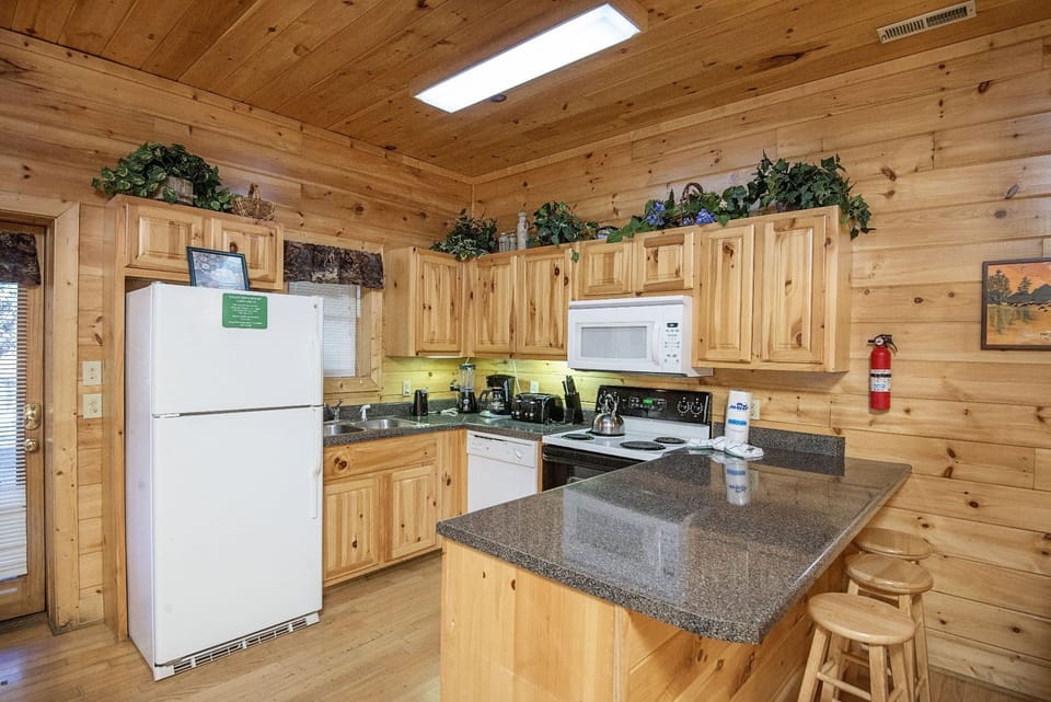 Cabin, 2 Bedrooms | Private kitchen | Fridge, oven, coffee/tea maker, toaster