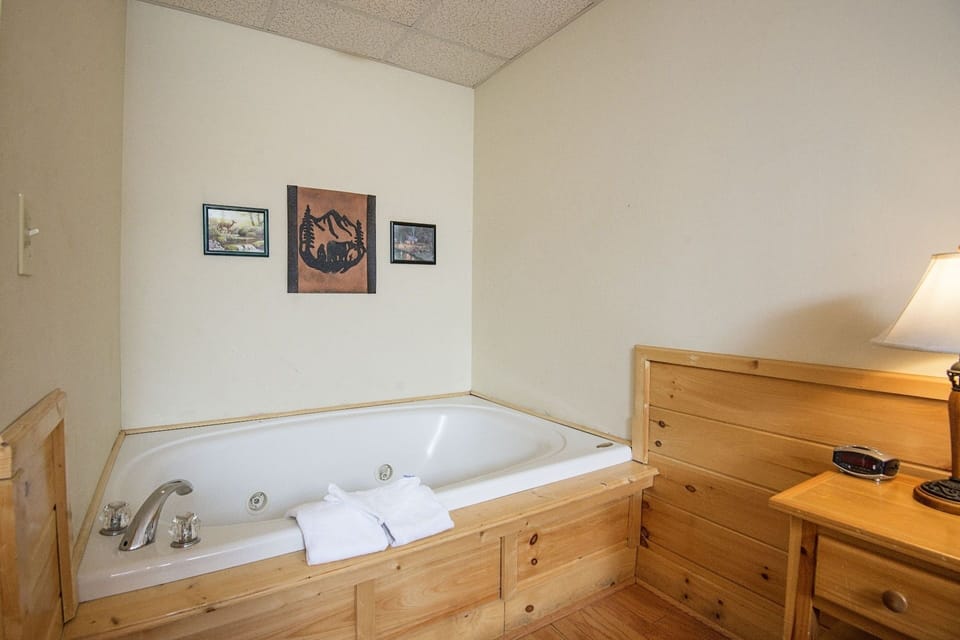 Er 226 - Locker's Mountain Hideaway Great Location - Close To Town! 2 Bedroom Cabin by RedAwning Cabin in Pigeon Forge
