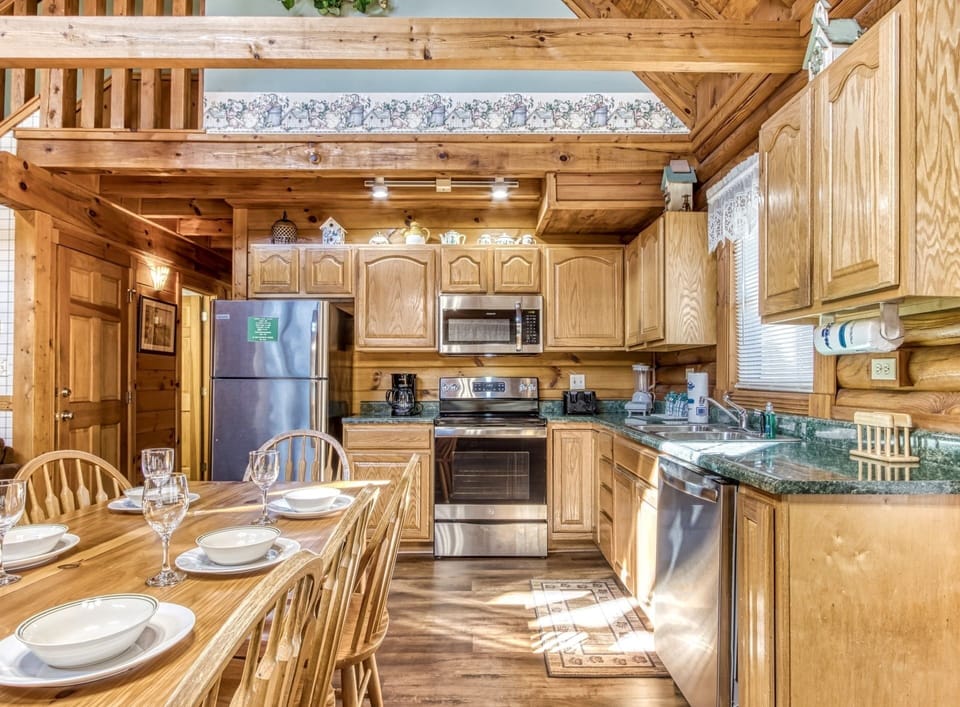 Cabin, 5 Bedrooms | Private kitchen | Coffee/tea maker, fridge, oven, toaster