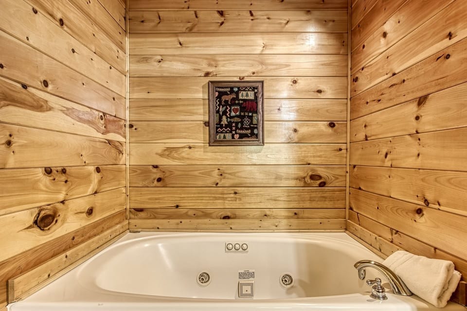 ER227 - Bearry Nice Great Location - Close To Town! 1 Bedroom Cabin by RedAwning Cabin in Pigeon Forge