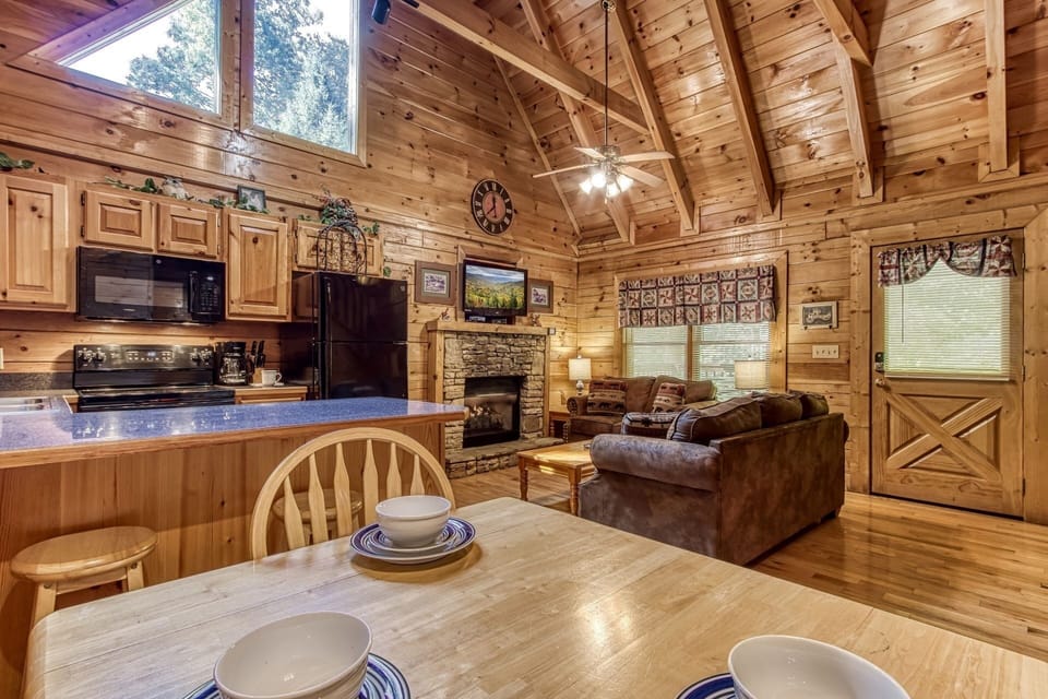 Cabin, 1 Bedroom | In-room dining