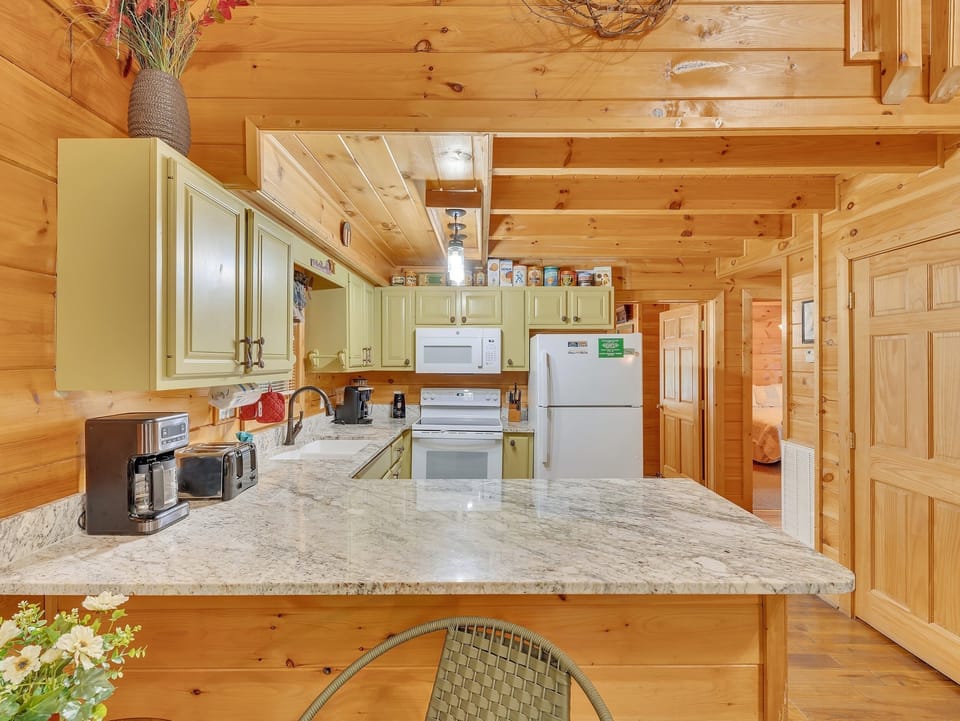 Cabin, 5 Bedrooms | Private kitchen | Fridge, oven, coffee/tea maker, toaster