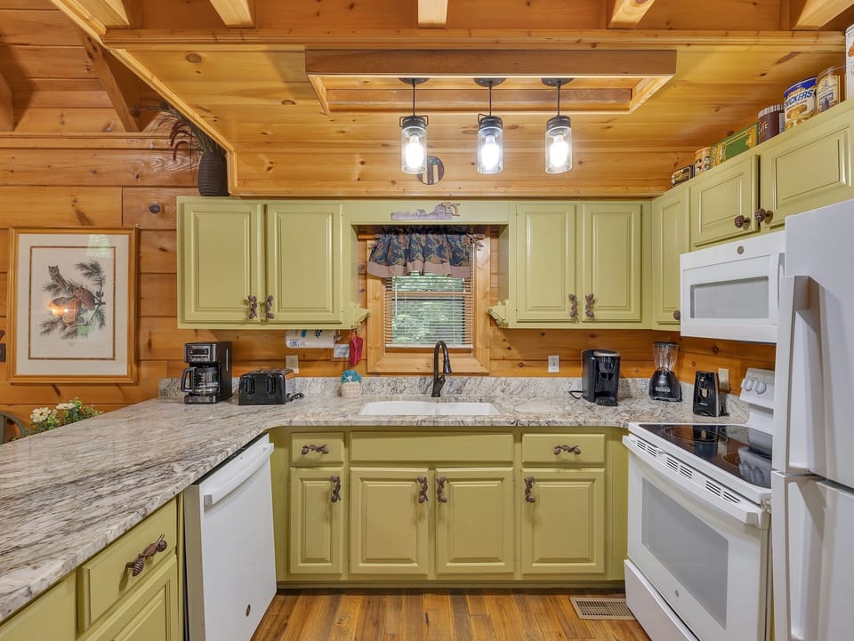 Cabin, 5 Bedrooms | Private kitchen | Fridge, oven, coffee/tea maker, toaster