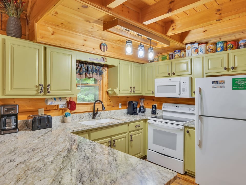 Cabin, 5 Bedrooms | Private kitchen | Fridge, oven, coffee/tea maker, toaster