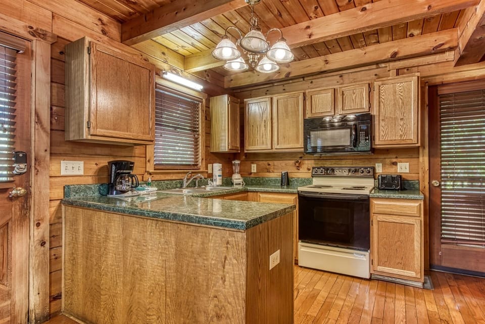 Cabin, 1 Bedroom | Private kitchen | Fridge, oven, coffee/tea maker, toaster