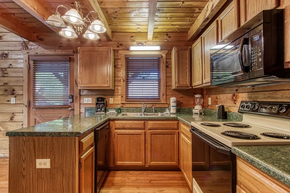 Cabin, 1 Bedroom | Private kitchen | Fridge, oven, coffee/tea maker, toaster