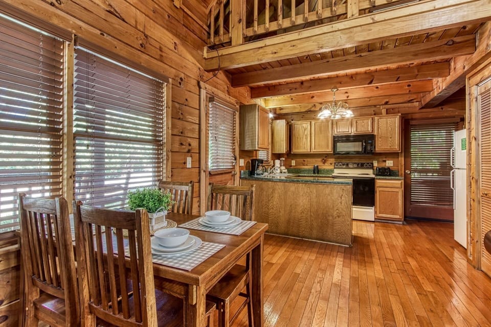 Cabin, 1 Bedroom | Dining