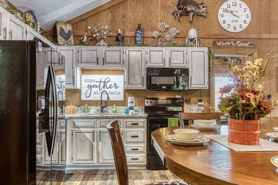 Cabin, 2 Bedrooms | Private kitchen | Fridge, oven, coffee/tea maker, toaster