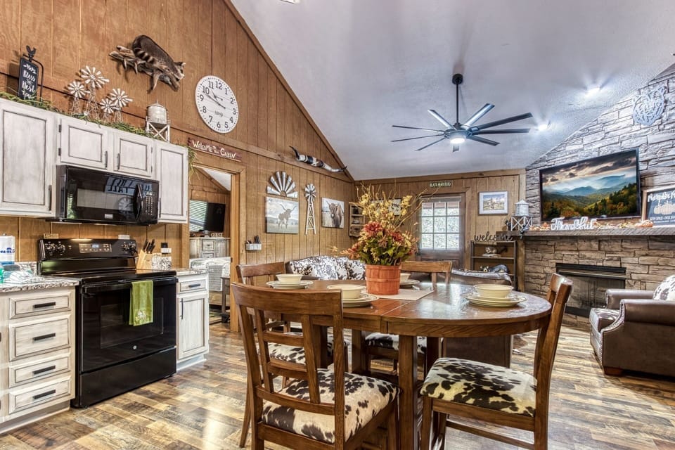 Cabin, 2 Bedrooms | Private kitchen | Fridge, oven, coffee/tea maker, toaster