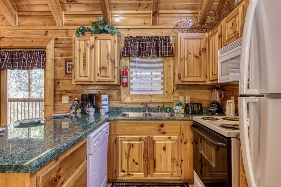 Cabin, 2 Bedrooms | Private kitchen | Fridge, oven, coffee/tea maker, toaster
