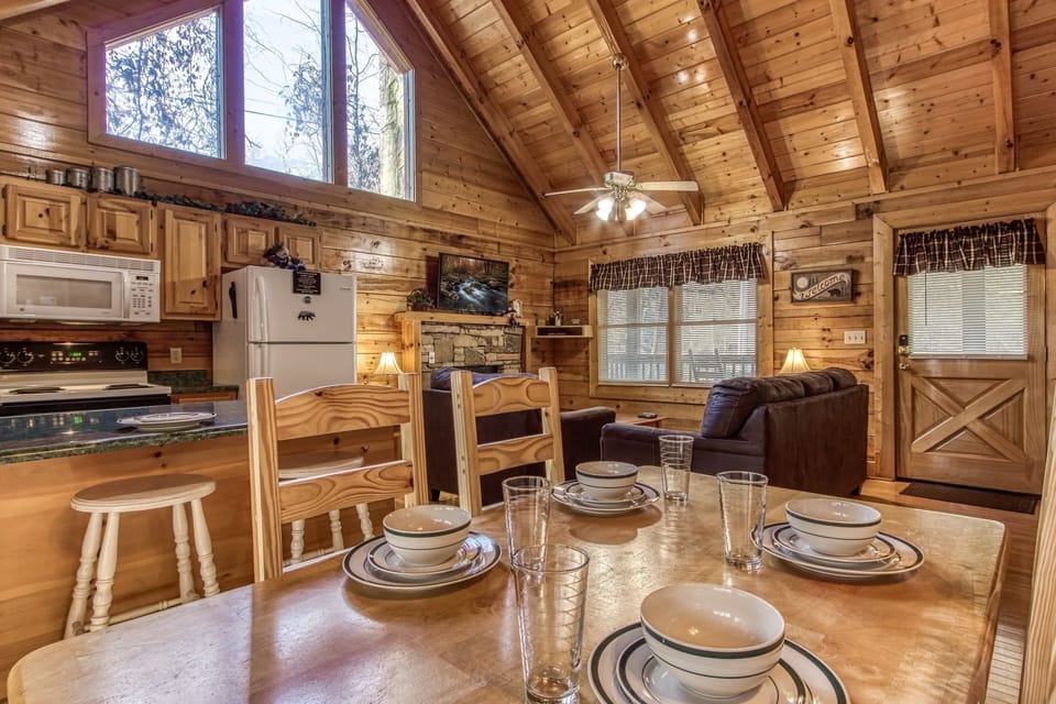 Cabin, 2 Bedrooms | Dining