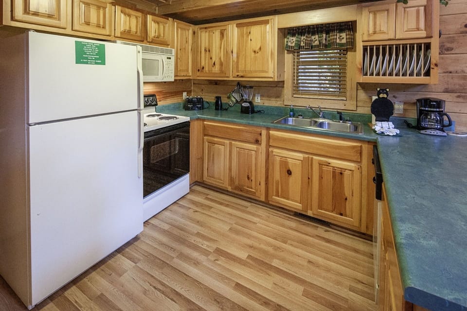 Cabin, 2 Bedrooms | Private kitchen | Fridge, oven, coffee/tea maker, toaster