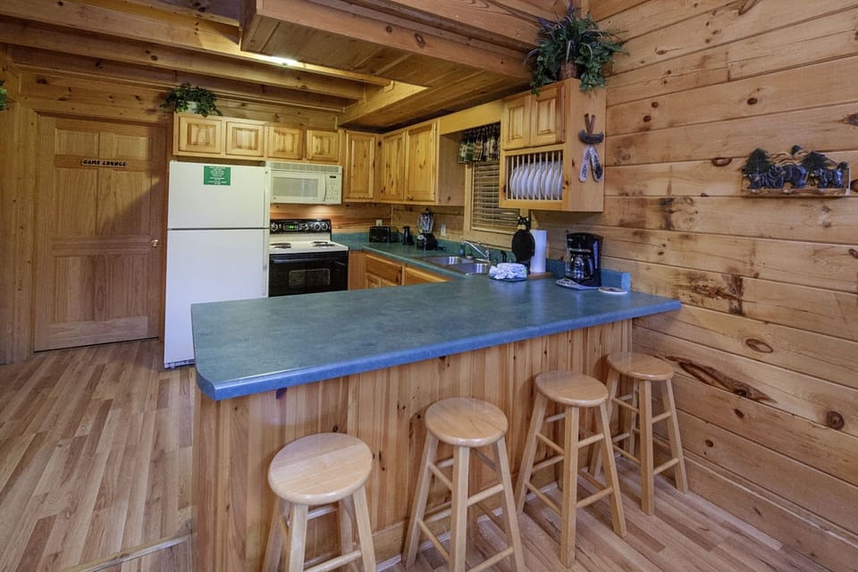 Cabin, 2 Bedrooms | Private kitchen | Fridge, oven, coffee/tea maker, toaster