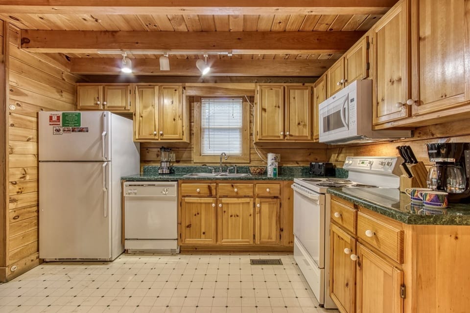 Cabin, 2 Bedrooms | Private kitchen | Fridge, oven, coffee/tea maker, toaster