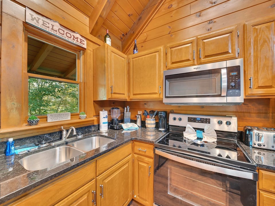 Cabin, 2 Bedrooms | Private kitchen | Fridge, oven, coffee/tea maker, toaster